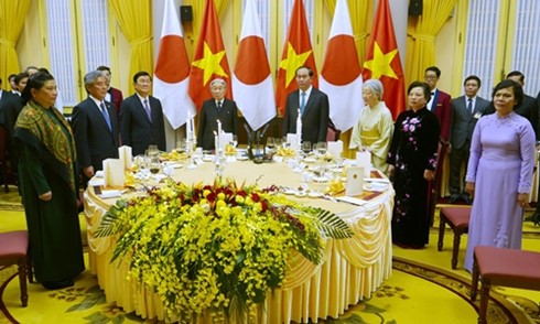 Nhà vua Nhật Bản, Hoàng hậu và các lãnh đạo Việt Nam trong bữa tiệc. (Ảnh: Giang Huy/VnExpress). 