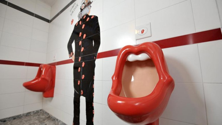 Đây là nhà vệ sinh cho nam giới ở bảo tàng Rolling Stones tại thành phố Mönchengladbach, Đức. Mặc dù trông chúng khá kinh dị và có vẻ phân biệt giới tính, bảo tàng này vẫn không có ý định bỏ chúng đi.