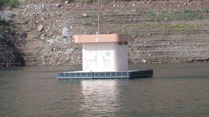 Nhà vệ sinh công cộng này được thả trôi trên mặt hồ Powell, tiểu bang Utah, Mỹ. Công trình này được xây dựng để hạn chế những hành động cố ý làm ô nhiễm hồ nước của những người đến câu cá tại đây.