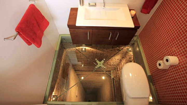 Nhà vệ sinh không đáy này được xây trên đầu một trục thang máy cao 15 tầng, với sàn nhà làm bằng kính chịu lực. Nó rùng rợn tới mức có thể khiến người ta quên mất lý do tại sao họ lại bước vào đó.