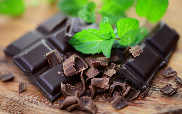 Chocolate đen:Ngoài công dụng cực hữu ích cho chuyện phòng the, chocolate đen chứa nhiều L-Arginine HCL, amino axit, còn kích thích khả năng sản xuất tinh trùng trong tinh hoàn.
