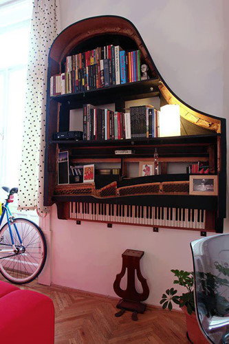 Chiếc piano cũ có thể biến thành một giá sách mới.