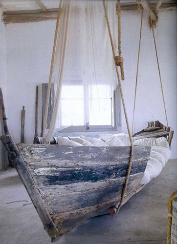 Một chiếc thuyền cũ có thể biến thành chiếc giường treo.