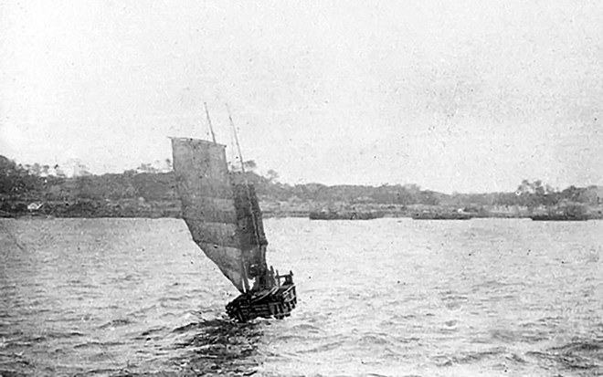 Quang cảnh ở biển Shimonoseki (1880). (Ảnh: KTS Đoàn Bắc cung cấp)
