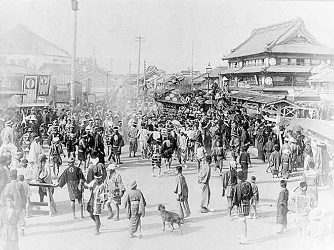 Cảnh tượng sôi động tại Yokohama (1880). (Ảnh: KTS Đoàn Bắc cung cấp)