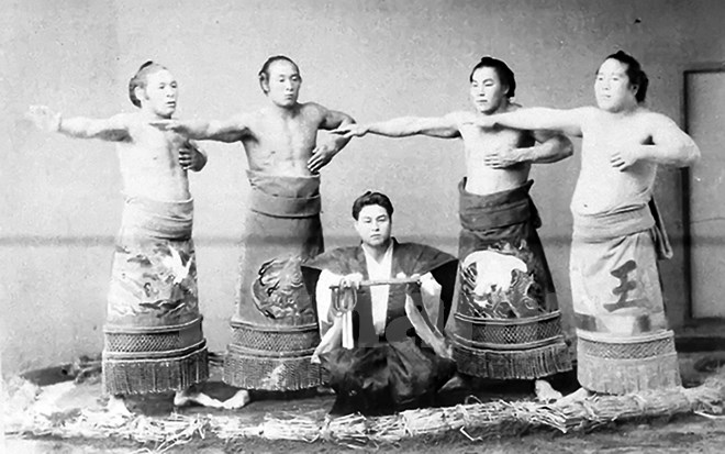 Các võ sỹ sumo (1895). (Ảnh: KTS Đoàn Bắc cung cấp)