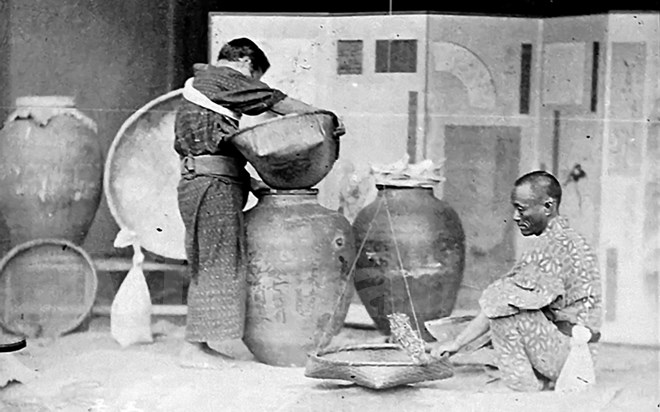 Hoạt động mua bán rượu sake (1895). (Ảnh: KTS Đoàn Bắc cung cấp)