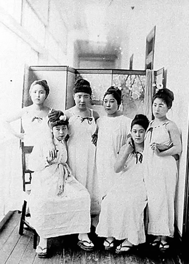 Phụ nữ Nhật Bản cuối thế kỷ 19 trong trang phục phương Tây (1890). (Ảnh: KTS Đoàn Bắc cung cấp)