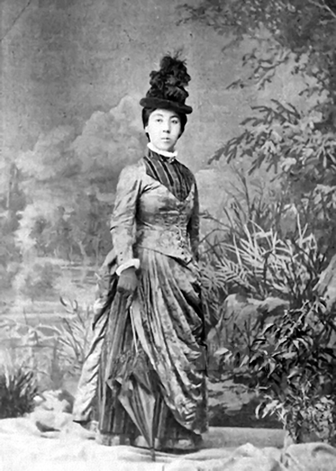 Quý bà trong trang phục đi dự tiệc khiêu vũ hiện đại (1897). (Ảnh: KTS Đoàn Bắc cung cấp)