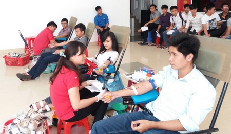 Đông đảo sinh viên tham gia hiến máu nhân đạo
