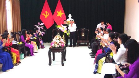 Bí thư Tỉnh ủy- Trần Văn Rón có buổi gặp gỡ đoàn đại biểu tỉnh tham dự Đại hội đại biểu phụ nữ toàn quốc.