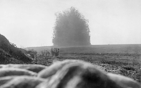 Một quả mìn 2 tấn được kích nổ vào thời điểm 10 phút trước cuộc tấn công trong ngày đầu tiên của trận đánh. Quả mìn tạo ra hố rộng 40m, sâu 18m.
