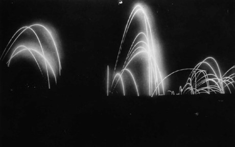 Đạn pháo bay đường cầu vồng thắp sáng bầu trời đêm trong cuộc tấn công ở Beaumont Hamel ngày 2/7/1916.