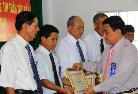 Phó Chủ tịch UBND tỉnh- Trần Hoàng Tựu tặng bằng khen của UBND tỉnh cho các cá nhân tiêu biểu.