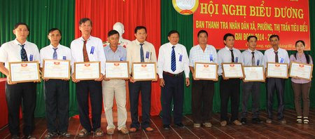  Ủy viên Thường vụ Tỉnh ủy, Chủ tịch UBMTTQ Việt Nam tỉnh- Lê Quang Đạo (người đứng giữa) tặng giấy khen của MTTQ cho các cá nhân tiêu biểu.