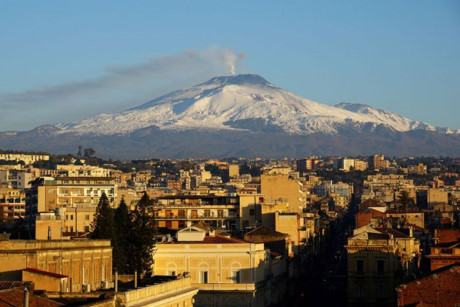 Núi lửa Etna được chụp từ thị trấn Sicilia, vùng Catania, miền nam nước Ý, ngày 16/2/2017. (Ảnh: Marie-Laure Messana / AFP / Getty Images).