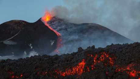  Dòng dung nham tuôn trào từ núi lửa Etna (Ảnh: Getty).