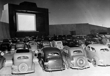 Việc đỗ xe xem phim tại rạp chiếu phim ngoài trời phổ biến ở nước Mỹ khoảng những năm 30.