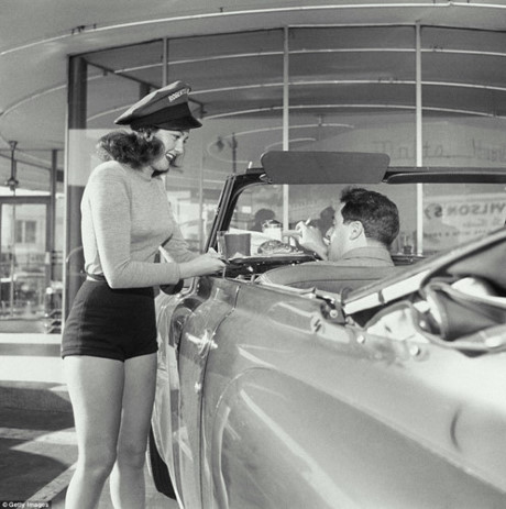 Thời kỳ này, ô tô trở thành cuộc sống của nhiều người dân Mỹ, đặc biệt mọi thứ sẽ được phục vụ đến tận xe của khách hàng.