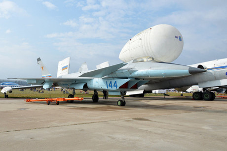 Nguyên mẫu chiếc máy bay chiến đấu hạng nhẹ MiG-1.44 được hoàn thành thiết kế năm 2000. Dù MiG-1.44 không bao giờ cất cánh một lần nữa sau khi chương trình PAK FA được giới thiệu nhưng kỹ thuật được áp dụng trên loại máy bay này vẫn rất đáng chú ý. (Ảnh: Flickr)
