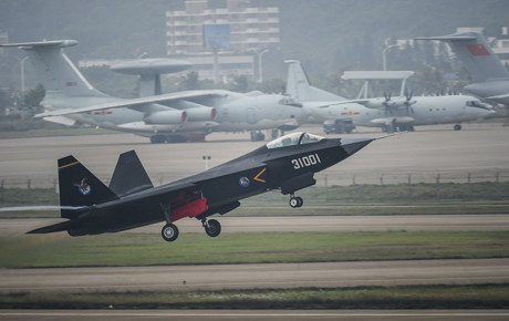 Trung Quốc cũng đang phát triển máy bay chiến đấu thế hệ thứ 5. Chiến đấu cơ J-20 của Trung Quốc cất cánh lần đầu tiên vào tháng 1/2011 là mẫu máy bay kết hợp ý tưởng thiết kế của F-22, MiG-1.44 và F-35. Giống như chiếc J-20, vẫn còn những tranh cãi về việc liệu chiến đấu cơ J-31 của Trung Quốc có phải thuộc thế hệ thứ 5 hay không. J-31 thực hiện chuyến bay đầu tiên vào tháng 10/2012. (Ảnh: Flickr)