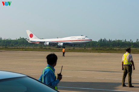 Vào lúc 16h15, chuyên cơ chở Nhà vua Nhật Bản và Hoàng hậu đã hạ cánh xuống sân bay quốc tế Phú Bài. 