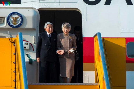 Nhà vua Nhật Bản dắt tay Hoàng hậu tươi cười xuất hiện ở cửa máy bay.