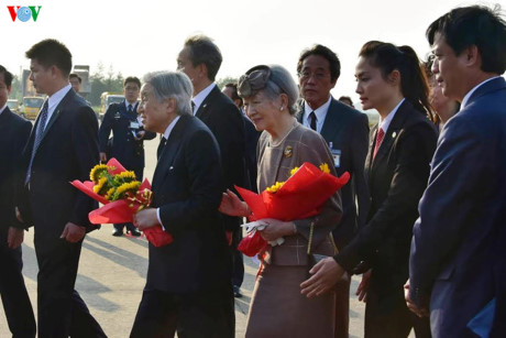 Nhà vua Nhật Bản và Hoàng hậu rất vui mừng trước sự đón tiếp trọng thị khi vừa đặt chân đến cố đô Huế. Nhà vua Nhật Bản và Hoàng hậu tươi cười và đón nhận những bó hoa tươi thắm do các cháu thiếu nhi tặng.