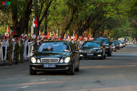 Từ sân bay Phú Bài về thành phố Huế, đoàn xe của Nhà vua Nhật Bản và Hoàng hậu đã nhận được sự đón chào nồng nhiệt của người dân Thừa Thiên Huế.