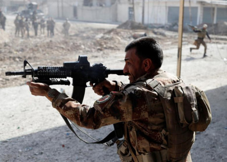 Các binh sĩ Iraq phải căng mình chiến đấu với IS có thể xuất hiện ở những vị trí khiến họ bất ngờ nhất. Ảnh: Reuters