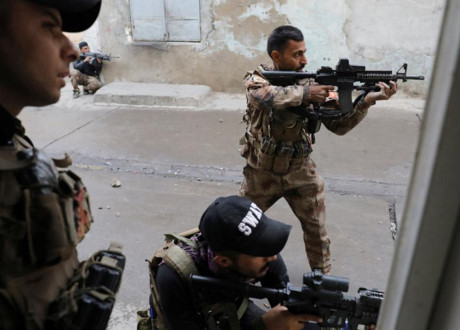 Các binh sĩ Iraq nổ súng chống lại IS trên đường phố Mosul. Ảnh: Reuters