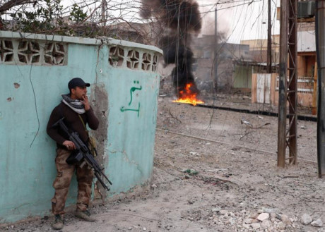 Một binh sĩ Iraq hút thuốc chờ thời cơ để phản kích lại IS. Ảnh: Reuters