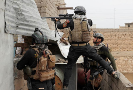 Các binh sĩ Iraq nổ súng tấn công vào các mục tiêu IS. Ảnh: Reuters