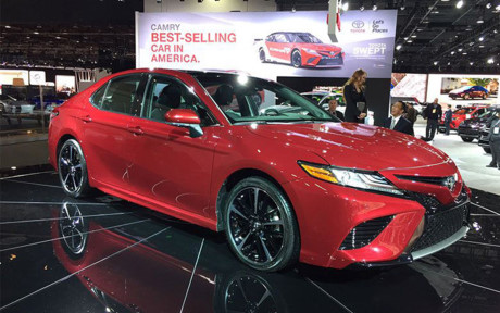 Toyota vừa trình làng mẫu xe Camry 2018 tại triển lãm ô tô Detroit ở Mỹ. Chiếc sedan hạng D Camry 2018 thay đổi mạnh mẽ ở kiểu dáng bên ngoài, khung sườn và bổ sung thêm tính năng