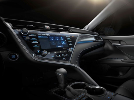 Bên trong cabin, Camry 2018 trang bị hệ thống thông tin giải trí Toyota Entune 3, với các kết nối Android Auto và Apple CarPlay, kết nối Wi-Fi...