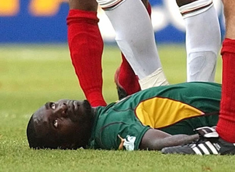 Phút 75 của trận đấu giữa Cameroon và Colombia, Vivien Foe tự nhiên ngã vật xuống sân bất tỉnh và tắt thở, dù các nhân viên y tế đã rất nỗ lực giành lại sự sống cho anh. Các bác sĩ đã đưa ra kết luận về cái chết của cầu thủ người Cameroon là do tim của anh ta bị phình to ra và huyết áp cao.