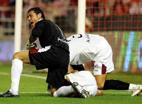 Antonio Puerta là tiền vệ trái của CLB Sevilla từng giành nhiều danh hiệu lớn nhỏ tại đấu trường châu Âu. Ngày 26/8/2007, CĐV trên sân Sanchez Pizjuan đã bàng hoàng khi chứng kiến cầu thủ yêu quý của họ ra đi ngay trên sân cỏ.