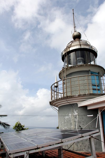 Hải đăng trên đảo Thổ Chu sử dụng năng lượng mặt trời để thắp sáng vào ban đêm, từ đây có thể quan sát toàn cảnh vùng biển của Tổ quốc.