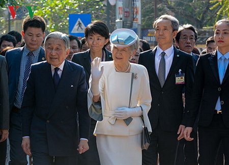 Nhà vua Nhật Bản và Hoàng hậu cùng đoàn tùy tùng đang tiến vào khu lưu niệm (Ảnh: CTV Lê Huy Hoàng Hải/VOV.VN)