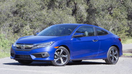 Honda Civic là mẫu coupe có giá bán ở mức thấp thứ hai trong danh sách khoảng 425 triệu đồng. Chiếc xe sở hữu động cơ hút khí tự nhiên 2.0 lít công suất 158 mã lực. 