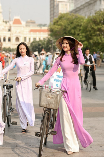 Hoa hậu tham gia hành trình đạp xe Năng động áo dài, khởi hành từ phố đi bộ Nguyễn Huệ đến các di tích văn hóa, lịch sử gắn liền với sự hình thành và phát triển của thành phố. 