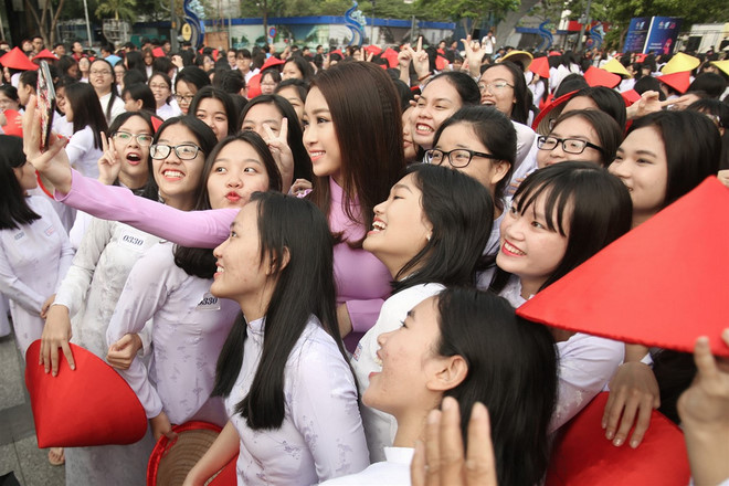 Mỹ Linh chụp hình cùng các học sinh, sinh viên tham gia diễu hành. 