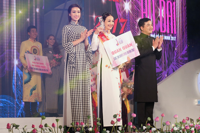 Mỹ Linh đại diện ban giám khảo trao giải cho người chiến thắng cuộc thi Duyên dáng áo dài 2017.