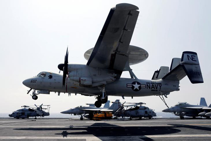 Máy bay trinh sát E-2C Hawkeye của hải quân Mỹ hạ cánh xuống tàu sân bay.