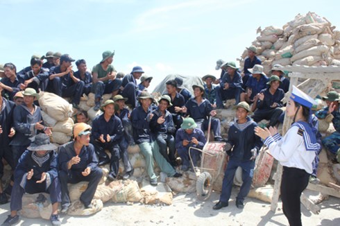 Phút giây thư giãn của cán bộ, chiến sĩ Lữ đoàn Công binh 83 với ca sĩ đoàn công tác thăm quần đảo Trường Sa.