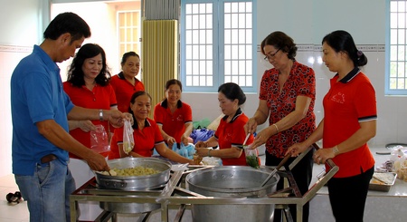 Đến hẹn lại lên, vào các ngày mùng 7, 20 (âm lịch), Đội nấu ăn từ thiện Khóm 6 (Phường 4- TP Vĩnh Long) lại tập hợp tại bếp ăn bệnh viện để nấu 500 suất ăn miễn phí.