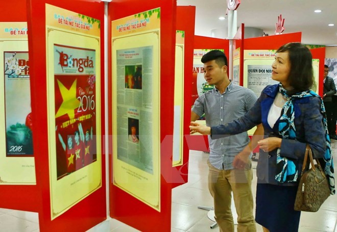 Khách tham quan triển lãm Một thế kỷ đề tài nữ - tác giả nữ trên báo chí Việt Nam. (Ảnh: Minh Quyết/TTXVN)