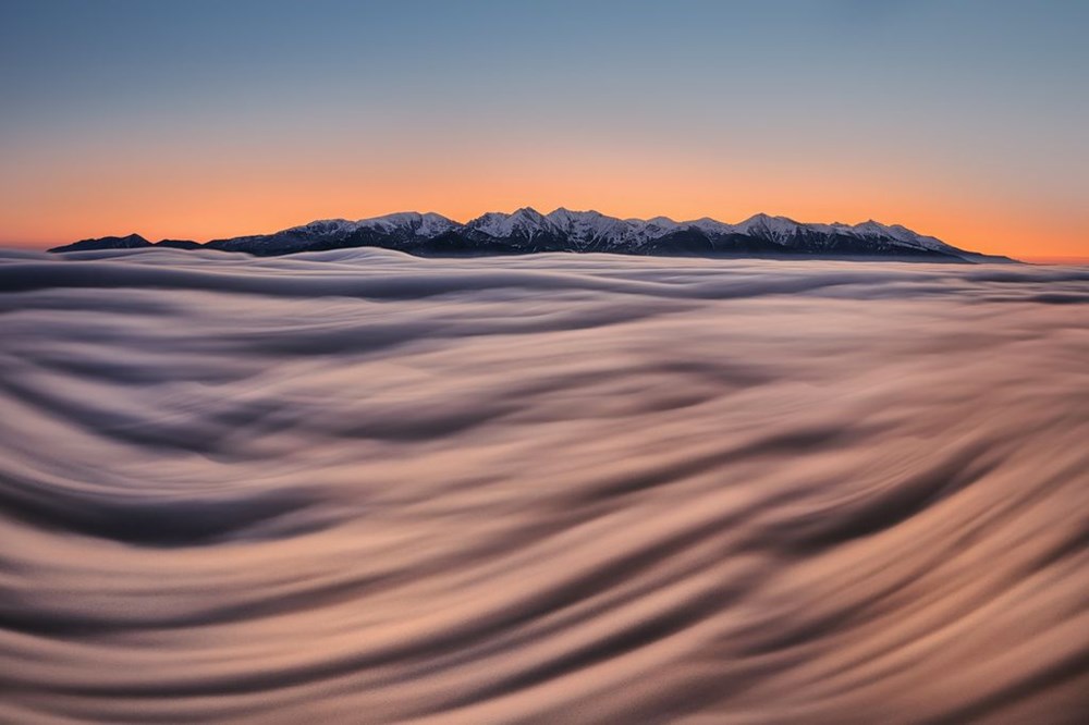 Cuộn mây. Bức ảnh được chụp trên rặng núi cao nhất trong dãy núi Karpat nằm ở biên giới Ba Lan và Slovakia. (Nguồn: NatGeo)