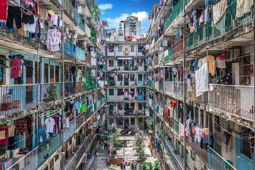 Sân phơi. Các ban công phơi đầy quần áo của khu dân cư San Mei On tại khu tự trị của Macau, Trung Quốc, nơi được coi là thành phố đông dân nhất thế giới. (Nguồn: NatGeo)