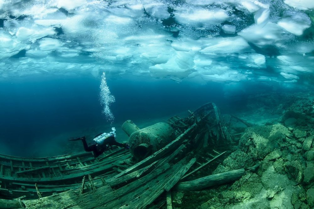 Tìm kiếm dưới băng. Các tảng băng bị phá vỡ khi các thợ lặn khám phá xác tàu đắm Alice G ở Cảng Little Tub, Canada. (Nguồn: NatGeo)